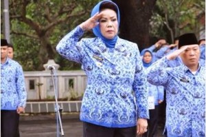 Bupati Kuningan< Hj Utje Ch Suganda saat memimpin apel kesadaran nasional.